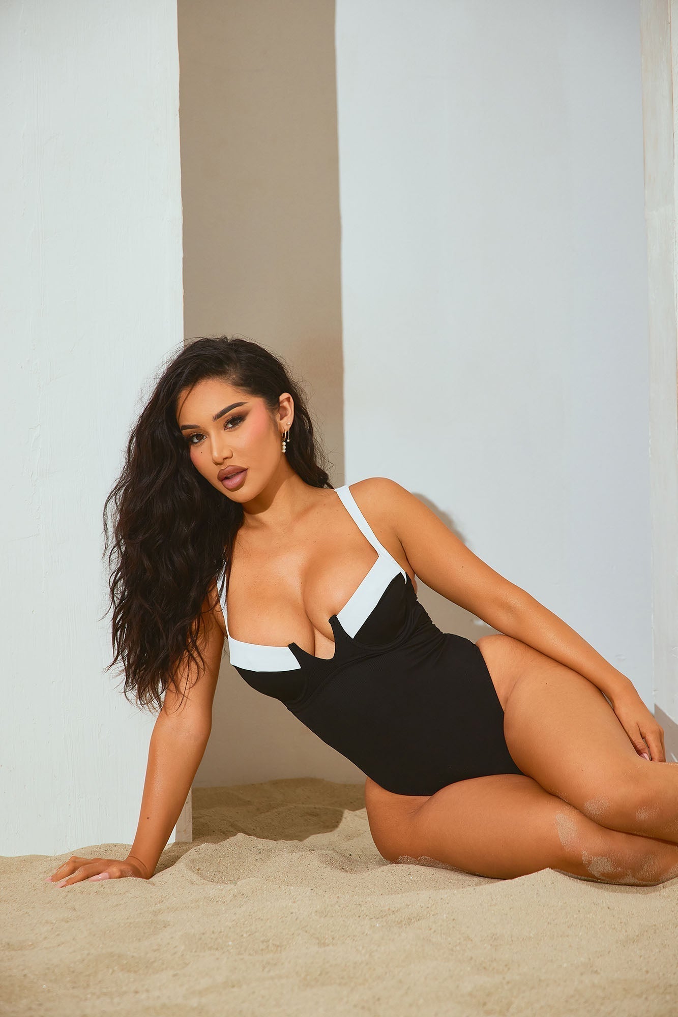 Pools In Paris Underwire 1 Piece Swimsuit - Black/White