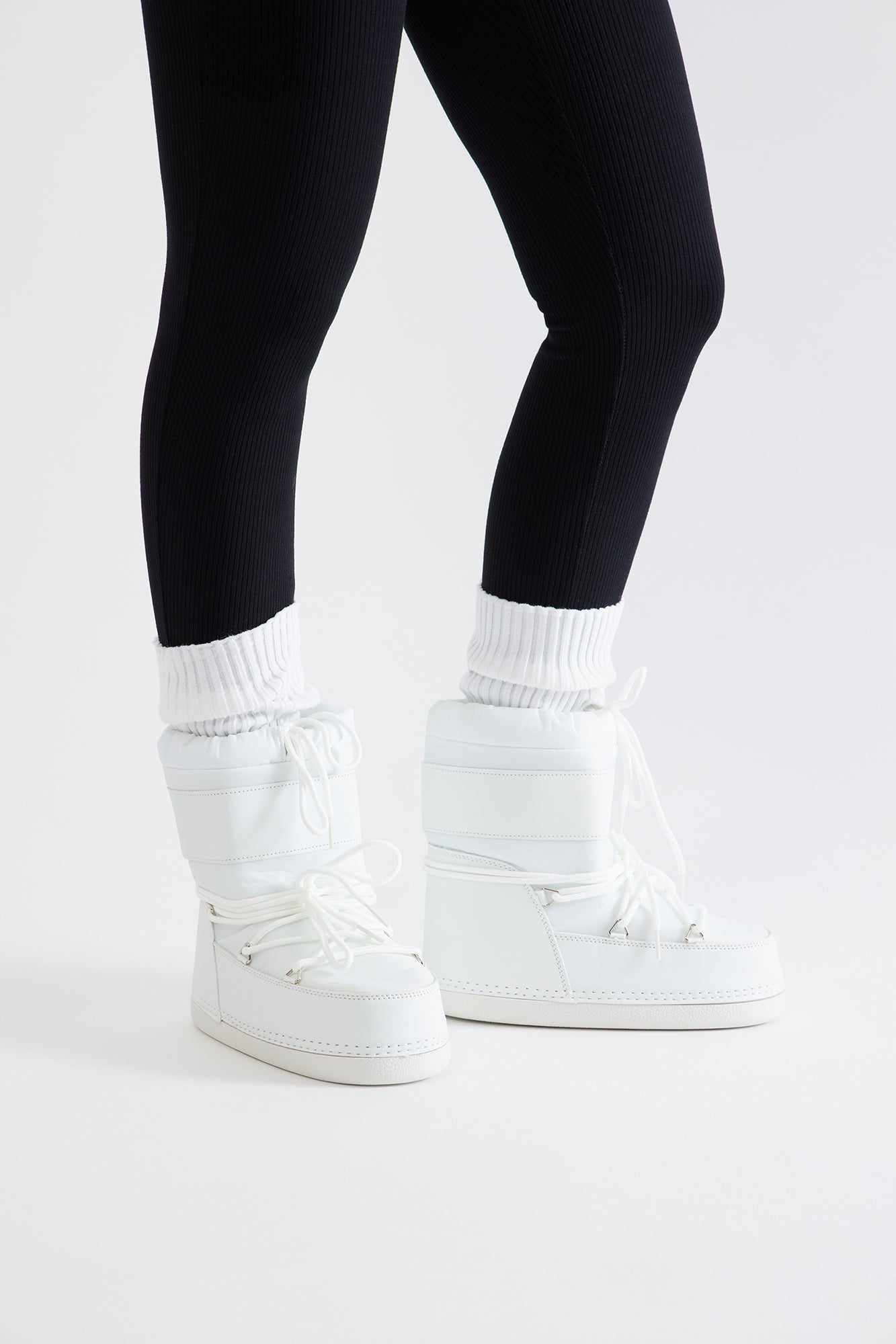 Arrowhead Flat Snow Boots - White